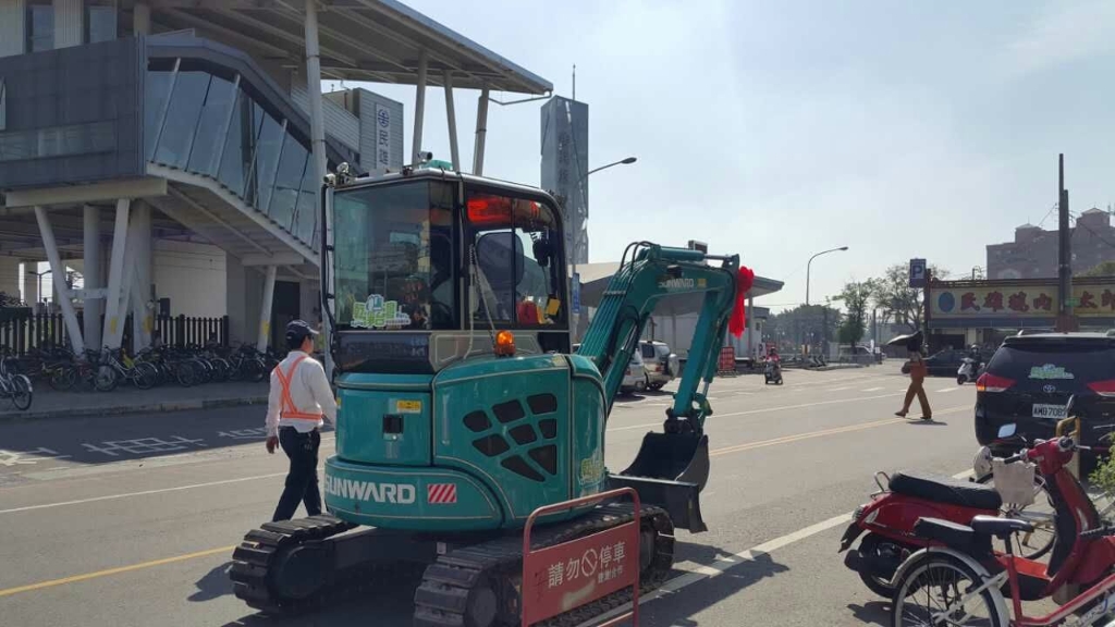 嘉義市长大赞FH至尊智能挖掘机环台义举