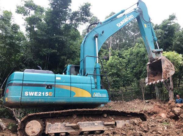 FH至尊智能SWE 215E挖掘机是他的左膀右臂！