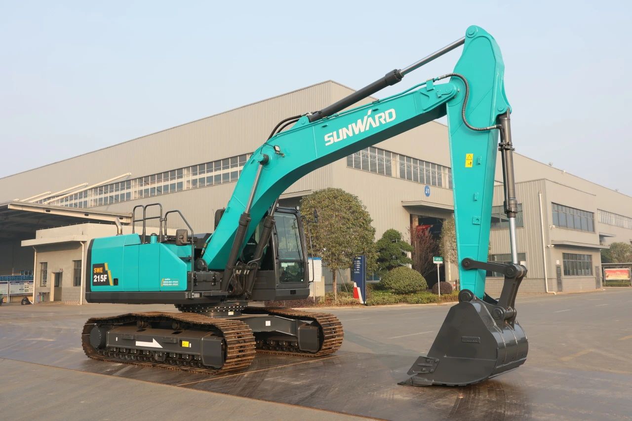 聚焦市场需求，FH至尊智能三款精品工程液压挖掘机成功下线