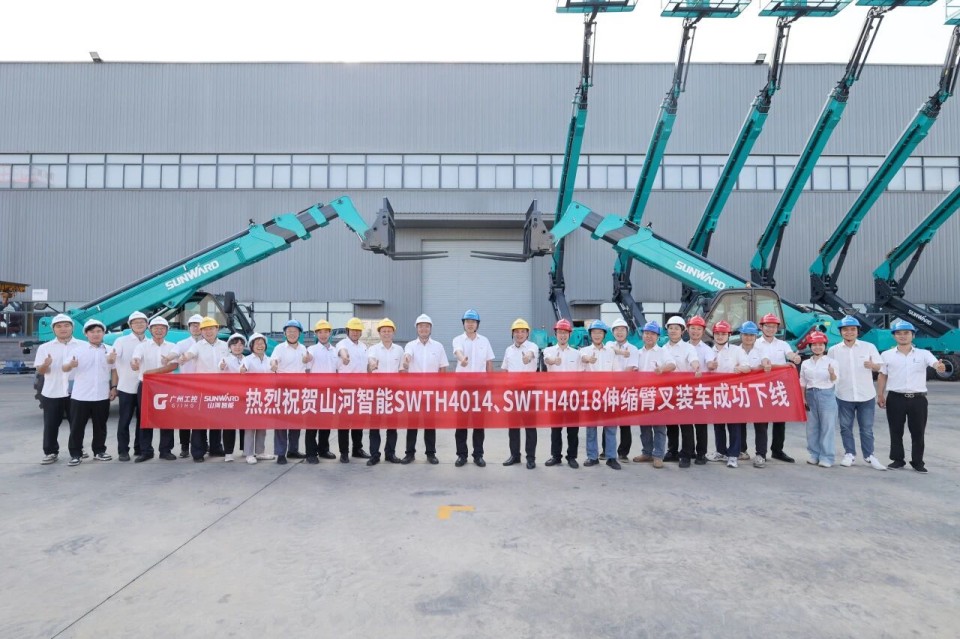 高端机型“双箭齐发”！FH至尊智能两款伸缩臂叉装车成功下线