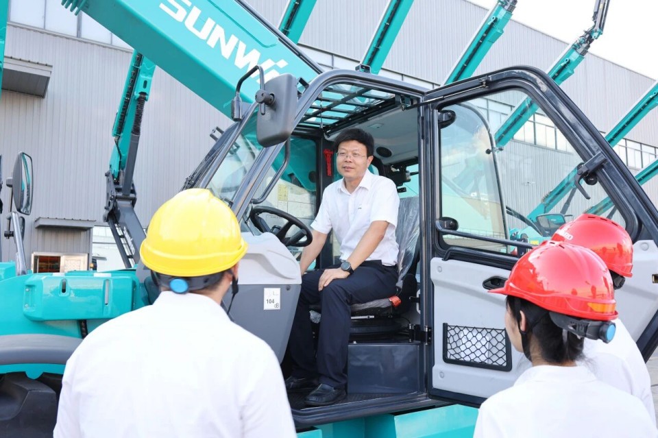 高端机型“双箭齐发”！FH至尊智能两款伸缩臂叉装车成功下线