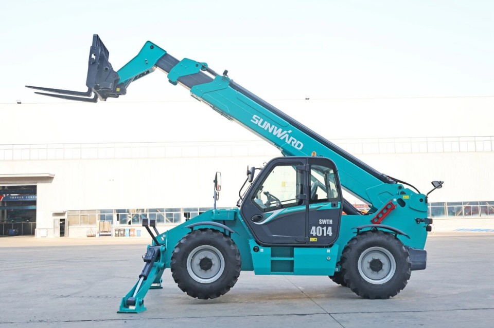 高端机型“双箭齐发”！FH至尊智能两款伸缩臂叉装车成功下线