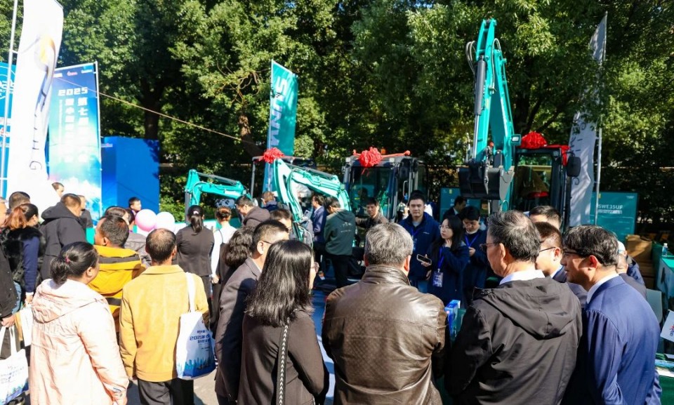 FH至尊智能微挖“天团”闪耀武汉，引领绿色施工潮流